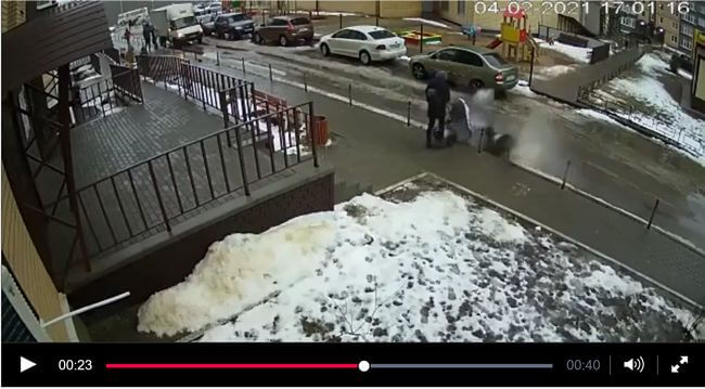 【閲覧注意】飛び降り自殺者がベビーカーの赤ん坊を瞬殺!! 発狂する母親、最悪すぎる「巻き添え自殺」決定的瞬間=露の画像1