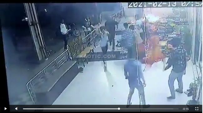 【閲覧注意】バレンタインの告白で断られて焼身自殺! 人間たいまつになった男が暴れ回る!の画像5