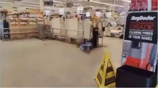 【閲覧注意】スーパーで発生した銃乱射事件の実況映像が恐ろしすぎる! 遺体がゴロゴロ転がる地獄の現場=米の画像1