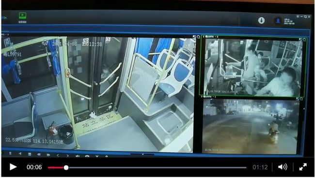 【閲覧注意】少女が道路で「すり下ろされる」恐怖の瞬間!! 手足を挟んだまま加速するバス、少女の運命は…!?=中国の画像1