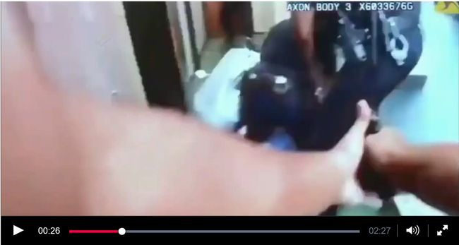 【閲覧注意】黒人の男子高校生が警官に射殺される決定的瞬間がヤバすぎる! 校内トイレが鮮血地獄に… 抗議の声広がる=米の画像1