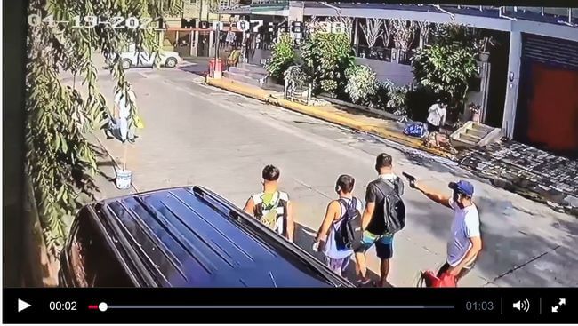 【閲覧注意】フィリピンの普通のおっさん達が銃を持った暗殺犯をボコボコにする映像がヤバい！の画像1