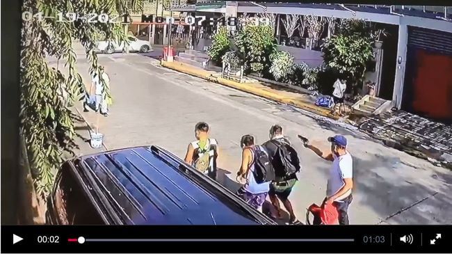 【閲覧注意】フィリピンの普通のおっさん達が銃を持った暗殺犯をボコボコにする映像がヤバい!の画像2