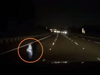 【加工ナシ】高速道路に“銀色の子ども”が突然出現、衝撃のドライブレコーダー映像流出！ 幽霊か、宇宙人か、UMAか… 警察に通報も！