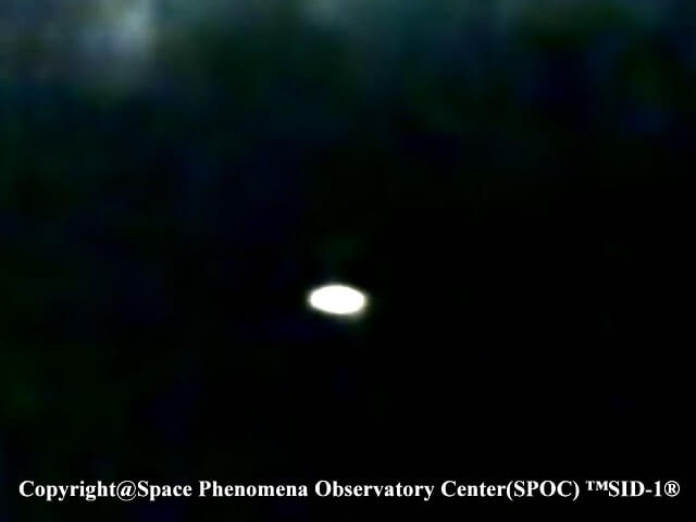 スクープ! 米軍公認UFOと全く同じ物体が東京上空に飛来! カプセル状、比率も一致… 前代未聞のセレンディピティを徹底分析!!の画像2