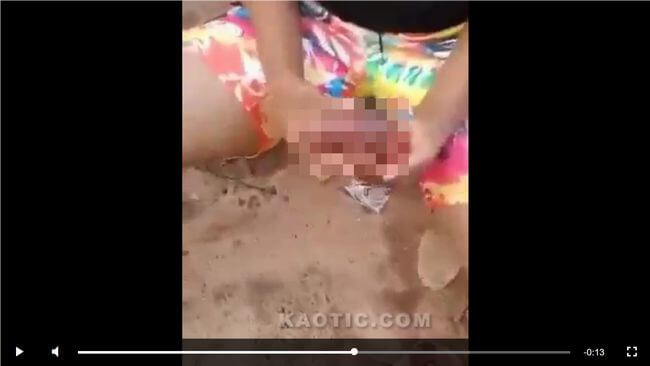 【閲覧注意】浮気男のペニスを切り落とした直後の女が激撮される! 大切そうに握り締め… 男女トラブルが引き起こす悪夢の画像1