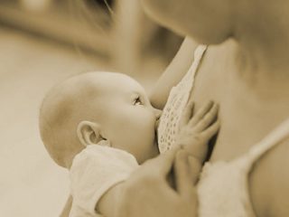 母乳を飲んだばかりの赤ん坊の口に…!! 西日本で受け継がれた奇妙な“発育確認法”に秘められた深い意味とは!?