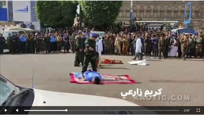 【閲覧注意】イエメンの最新版「公開処刑」映像が流出! 鬼畜父とペドフィリアらをじわじわ射殺、観衆は大興奮…!の画像1