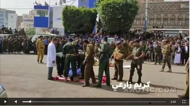 【閲覧注意】イエメンの最新版「公開処刑」映像が流出! 鬼畜父とペドフィリアらをじわじわ射殺、観衆は大興奮…!の画像2