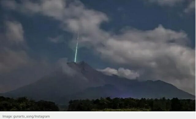 今年No.1 UFO写真確定か!! 超スピードで火山に突入する決定的瞬間…巨大基地への入口か、100%宇宙人だ!の画像1