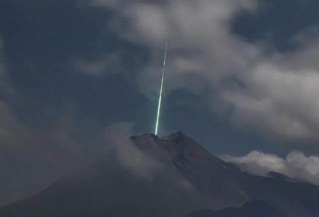 今年No.1 UFO写真確定か!! 超スピードで火山に突入する決定的瞬間…巨大基地への入口か、100%宇宙人だ!の画像2