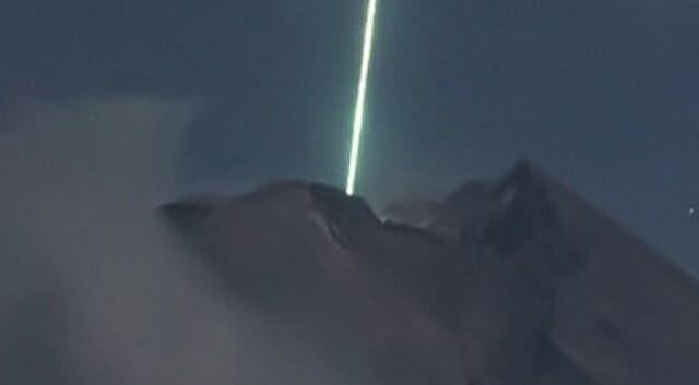 今年No.1 UFO写真確定か!! 超スピードで火山に突入する決定的瞬間…巨大基地への入口か、100%宇宙人だ!の画像3
