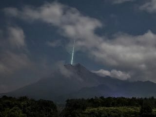 2021年のNo.1 UFO写真確定か!?超スピードで火山に突入する決定的瞬間…巨大基地への入口か、100％宇宙人だ！