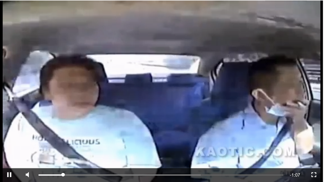 【閲覧注意】タクシー運転手を突然メッタ刺しにする巨漢女!! カメラがとらえた狂気の決定的瞬間=中国の画像2
