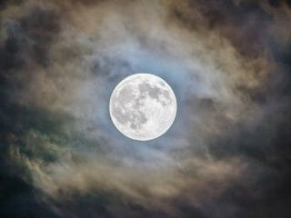 「月は巨大なホログラム。真の姿は隠されている」高解像度望遠カメラで証拠が発見される!?