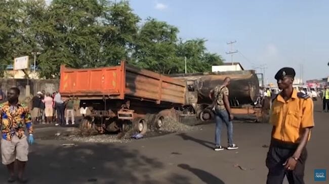 【閲覧注意】シエラレオネのタンクローリー大爆発、報じられない現場映像流出!! 折り重なる焼死体… 99人死亡の地獄絵図の画像4