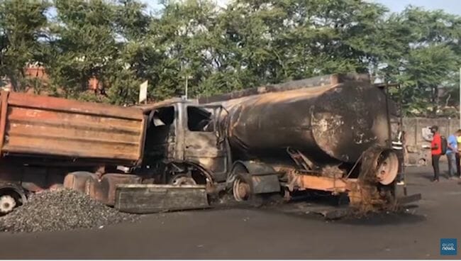 【閲覧注意】シエラレオネのタンクローリー大爆発、報じられない現場映像流出!! 折り重なる焼死体… 99人死亡の地獄絵図の画像3