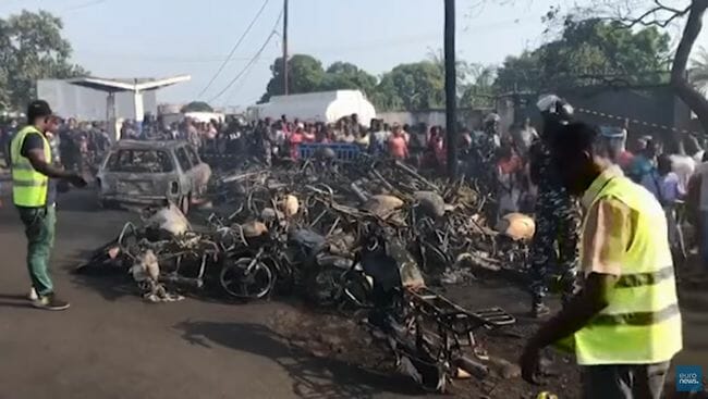【閲覧注意】シエラレオネのタンクローリー大爆発、報じられない現場映像流出!! 折り重なる焼死体… 99人死亡の地獄絵図の画像5