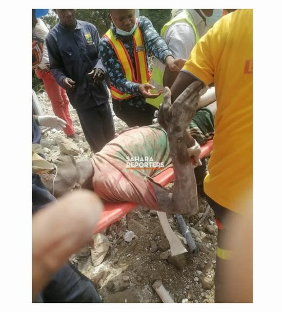 ナイジェリアでビル崩壊、死者42人の地獄！ テキトーな捜索活動に遺族憤慨、掘削機で傷ついた死体も!?の画像6