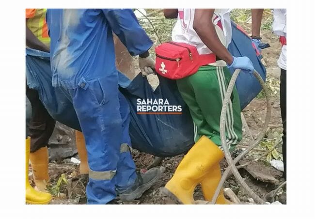 ナイジェリアでビル崩壊、死者42人の地獄! テキトーな捜索活動に遺族憤慨、掘削機で傷ついた死体も!?の画像5