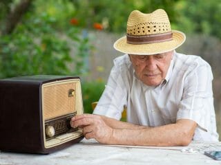 老人はなぜ新しい音楽を嫌うのか？ 好みが固定化するのは●●歳、学者が解説！