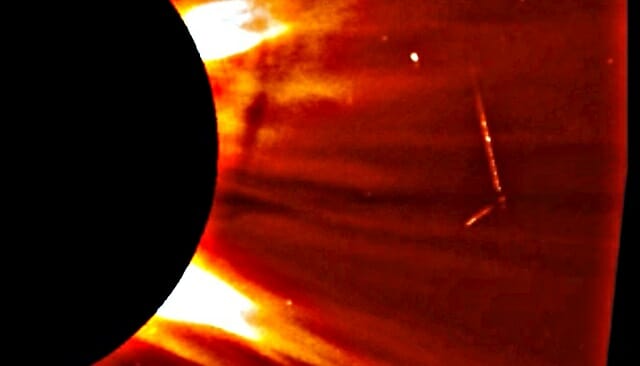 太陽系はもうエイリアンの手に陥ちている!? 太陽で90度旋回するUFO、土星の輪から飛び立つUFO…の画像1
