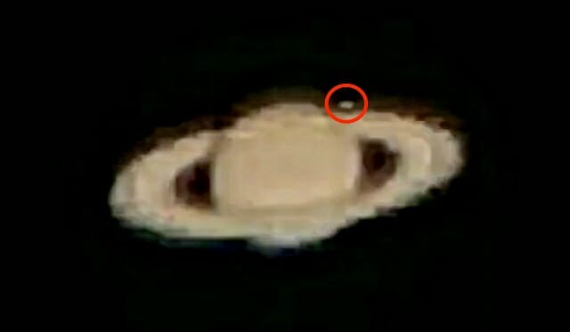 太陽系はもうエイリアンの手に陥ちている!? 太陽で90度旋回するUFO、土星の輪から飛び立つUFO…の画像2
