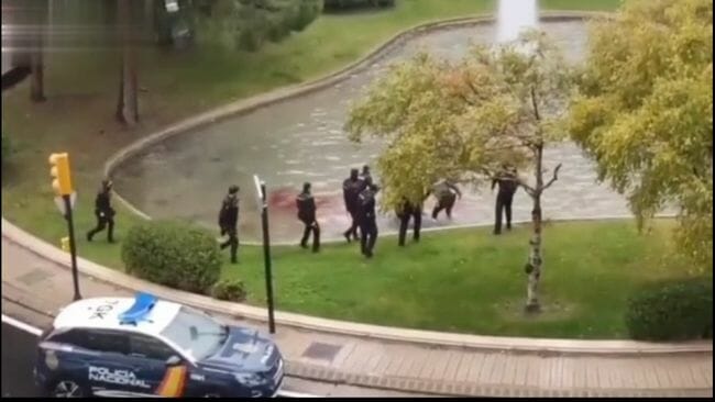 全裸男が自らをメッタ刺しで死亡! 鮮血に染まる噴水… 警察の対応に議論紛糾=スペインの画像5