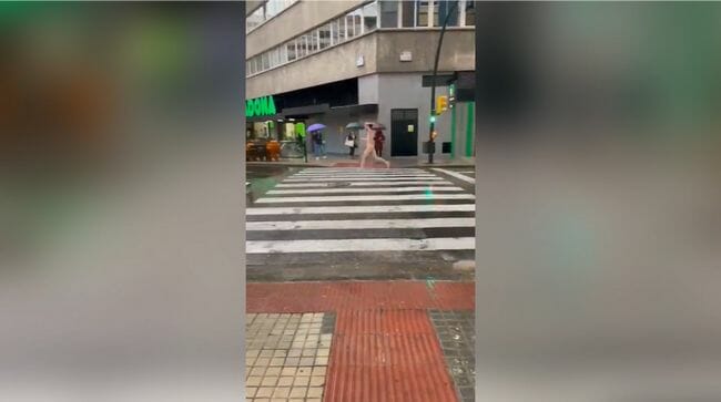 全裸男が自らをメッタ刺しで死亡! 鮮血に染まる噴水… 警察の対応に議論紛糾=スペインの画像3