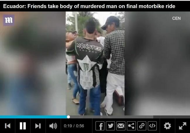 死者を棺から取り出し、バイクに乗せて爆走! 過激すぎる弔いに世界が絶句=エクアドルの画像2