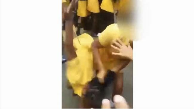 15歳女子高生への超壮絶いじめ動画が拡散! 地域と警察が学校に介入する南アのいじめ対策の画像4