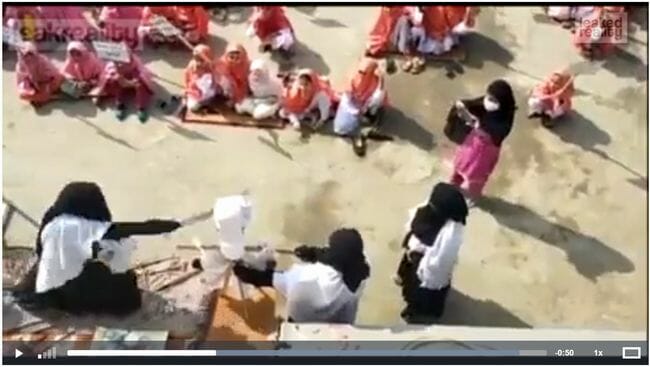 イスラム過激派が子供たちに斬首の方法を指導する異様すぎる光景！ パキスタンの異様な現状をジャーナリストが告発の画像1