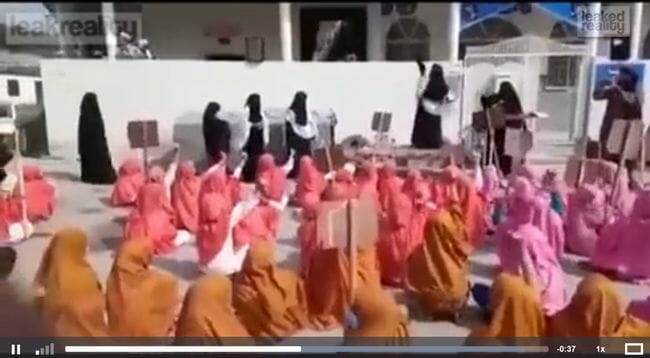 イスラム過激派が子供たちに斬首の方法を指導する異様すぎる光景! パキスタンの異様な現状をジャーナリストが告発の画像3