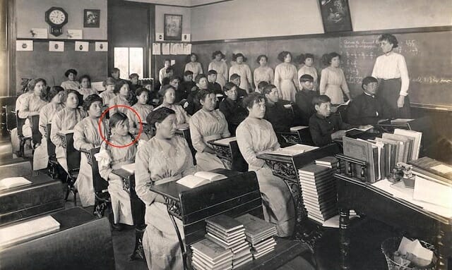またグレタさんが「タイムトラベラー」である証拠流出! 1910年代の学校写真で激撮されていたの画像2