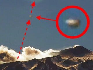 伊エトナ火山が噴火、UFOまで逃げ出していた！ 猛烈な速さで飛び立つ姿を激撮（最速ニュース）