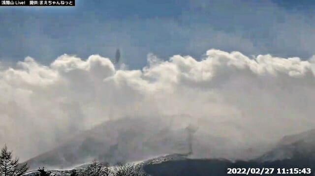 浅間山の火口上空に巨大「シリンダー型UFO」が出現! 噴火が迫っているのか!?(最速ニュース)の画像1