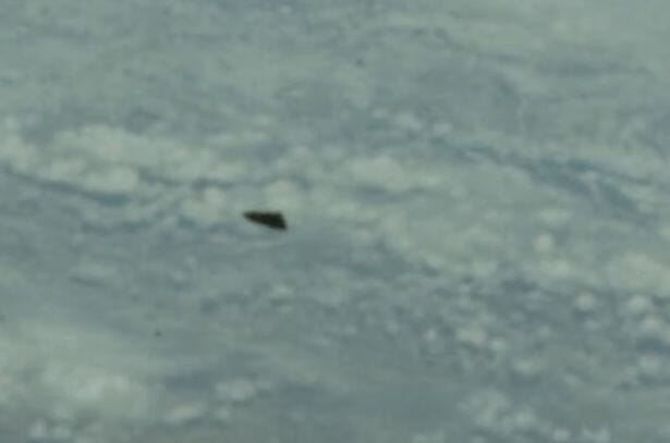 アポロ9号の船外活動中「漆黒の三角型UFO」が出現していた! 半世紀後の大発見、深まるTR-3Bの謎の画像4