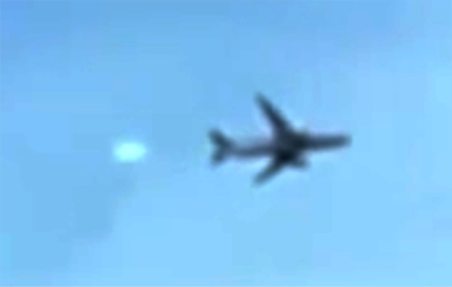 東京・板橋区の上空に「旅客機を追いかけるUFO」出現! 煽り飛行らしき挙動も(最速ニュース)の画像1