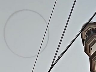 インド上空に「謎の巨大リング」出現し大騒ぎに！ 煙や鳥ではあり得ない… UFOポータルか!?（最速ニュース）