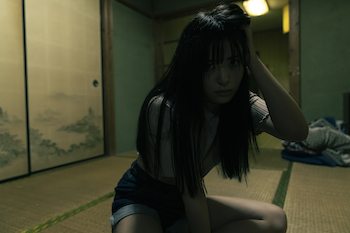 竹内花、話題の映画『真・事故物件』撮影直後に起きた恐怖を激白! 「腰に何かついてる」と言われ…!?の画像2