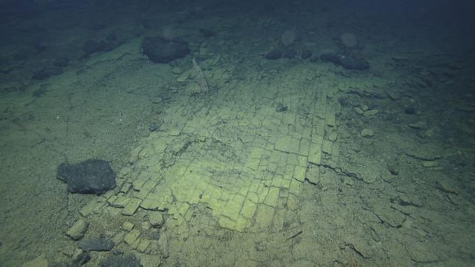 ついにアトランティス大陸の場所を特定か!? ハワイ沖の海底で謎の「黄色い石畳」を発見！の画像1