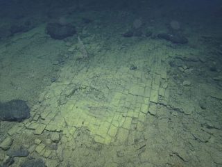 ついにアトランティス大陸の場所を特定か!? ハワイ沖の海底で謎の「黄色い石畳」を発見！