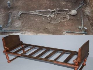 2100年前のギリシャの墓から「人魚のベッドと遺骸」が出土！ 謎に満ちた埋葬状態