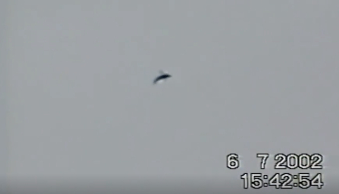 「空飛ぶイルカ」出現か！ 宇宙人に60回拉致された男が謎すぎるUFO映像を公開！の画像1