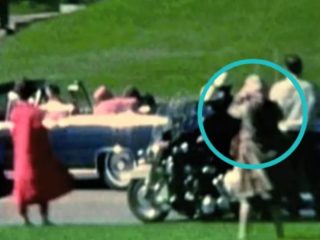 JFK暗殺事件を間近で見ていた謎の女「バブーシュカ・レディ」とは？ あまりにも不可解な陰謀的存在