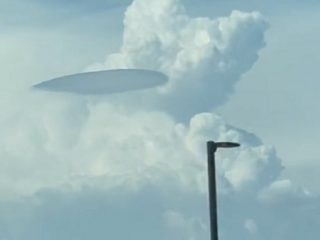 雲から顔を出した超巨大UFOがヤバすぎる！ あまりにも大胆&鮮明な映像に全米戦慄！
