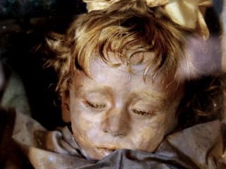 「世界で最も美しいミイラ」ロザリアとは？ 今にも蘇りそうな2歳児、棺の中で瞬きも！
