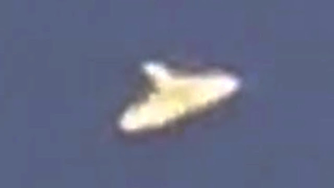 ブラジル上空に謎すぎる「とんがりUFO」出現！ 「飛行機ではあり得ない」戦慄の挙動！の画像1