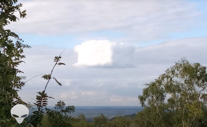 巨大キューブ型UFOか、宇宙人の悪戯か？ 英国上空に立方体の雲が出現して大騒ぎ！の画像1