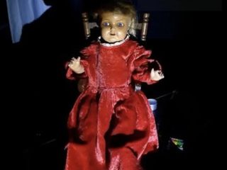 「英国で最も呪われた人形」が激しく椅子を揺らす恐怖映像！ 眼球がギョロギョロ動くことも…